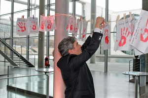 harbarth1-red-hand-04022015