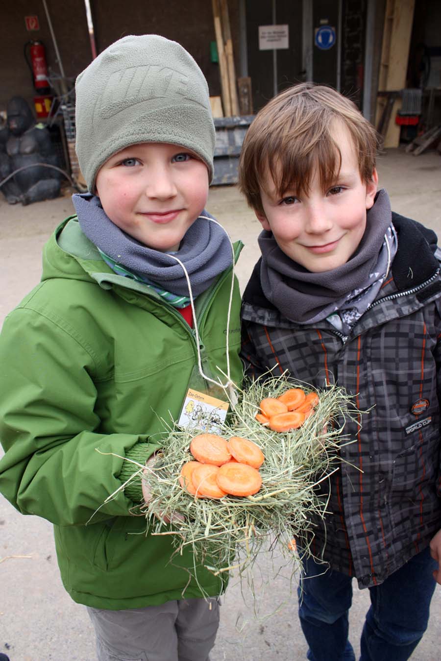 Kinder bringen Zootieren Ostergeschenke an Gründonnerstag
