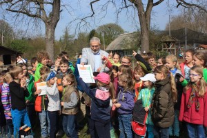 Bürgermeister Erichson übergibt stellvertretend den Ferienkindern die Auszeichnung_kl