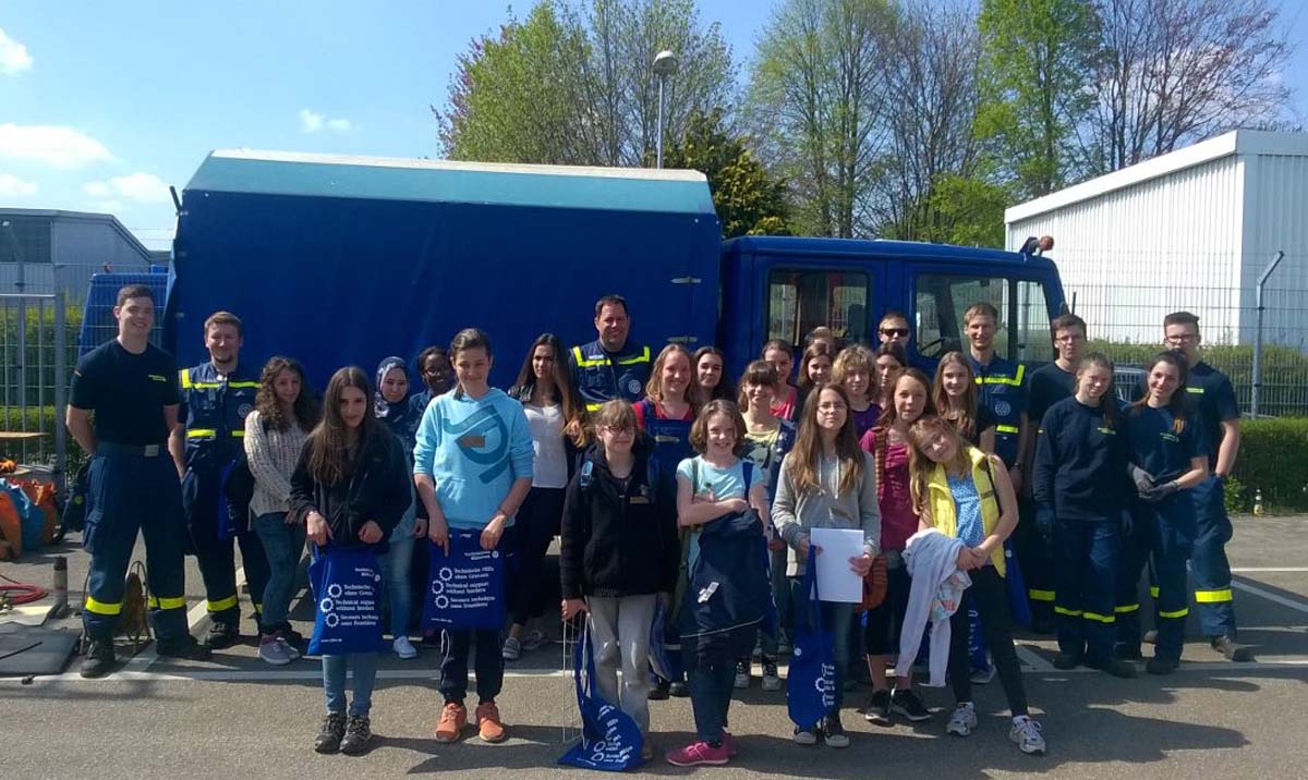 Mädchen erkunden das Technische Hilfswerk Sinsheim beim Girls‘ Day 2015…