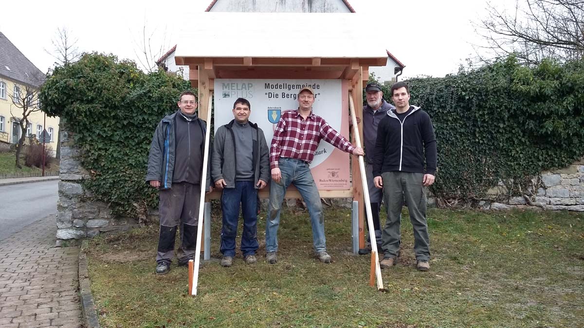 Adersbacher bauen Ortseingangstafel