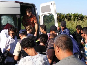 Helfer mit Flüchtlingen  in Kroatien