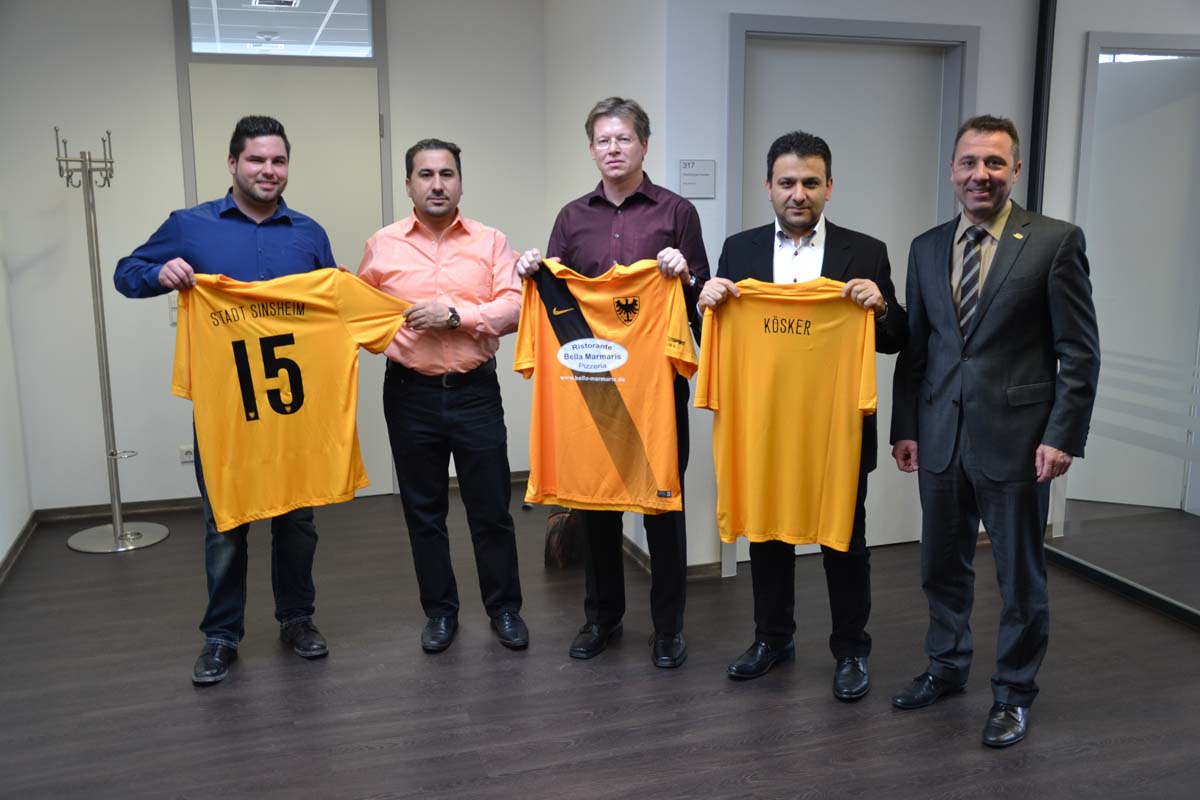 Fußballteam der Stadt Sinsheim mit neuen Trikots ausgestattet