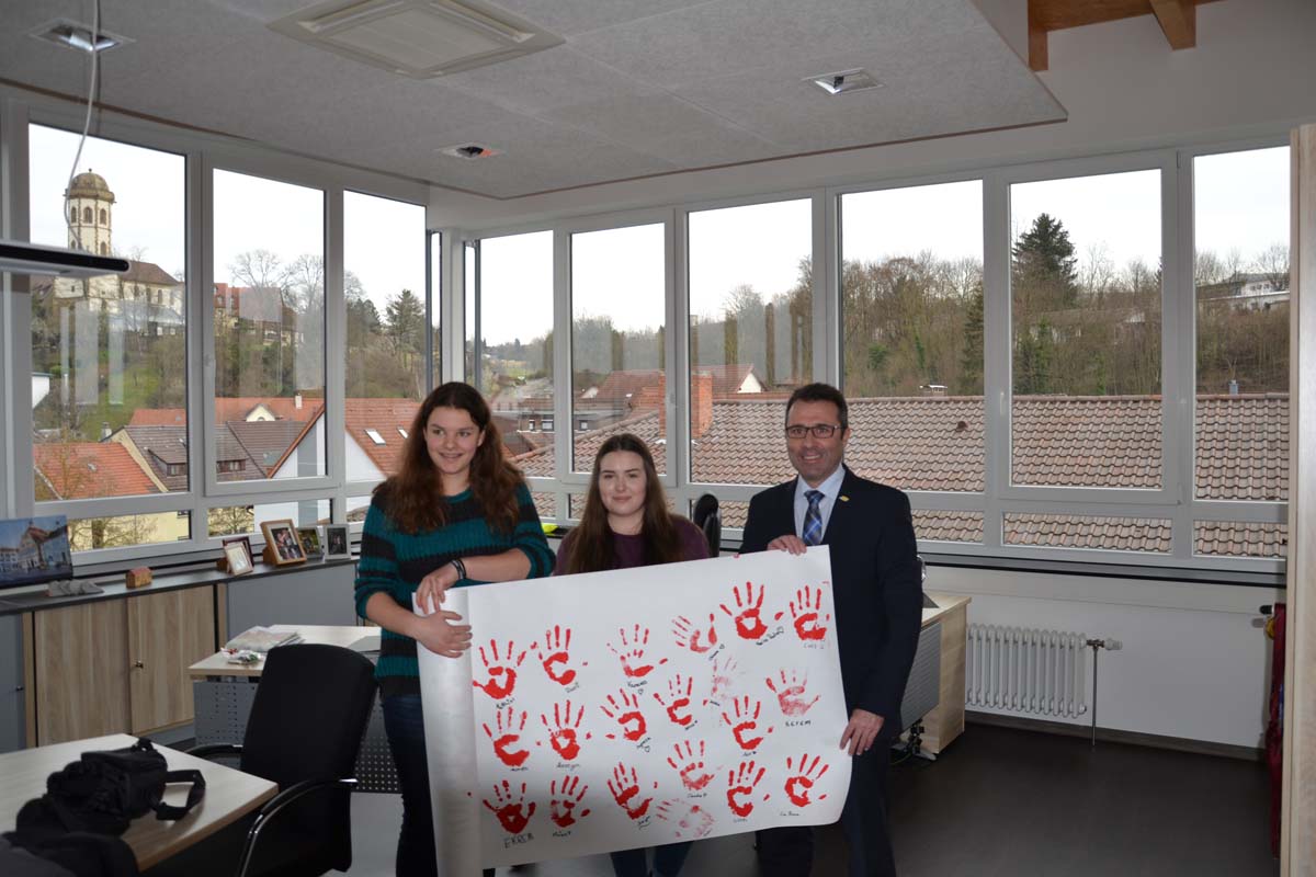 Plakatübergabe Red Hand Day WHG