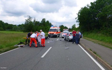 Motorradfahrer bei Verkehrsunfall lebensgefährlich verletzt