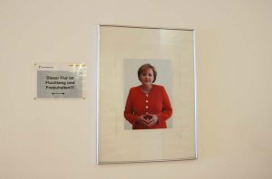 16.06.27_ Die Kanzlerin persönlich begrüßt die Flüchtlinge in der Unterkunft in Neckarbischofsheim _heb