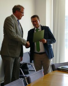 Albrecht Schütte und Minister Peter Hauk bei der Übergabe des ELR Förderbescheids 2