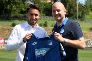 Neuzugang-Lukas-Rupp-(links)-und-TSG-Direktor-Profifußball-Alexander-Rosen-(rechts).