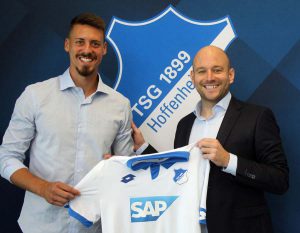 Neuzugang-Sandro-Wagner-(links)-und-TSG-Direktor-Profifußball-Alexander-Rosen-(rechts).