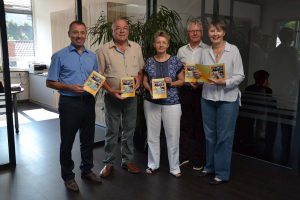 Übergabe Liederbuch an OB