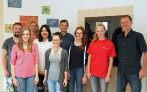 Die jungen Freiwilligen diskutierten mit dem grnen Landtagsabgeordneten (vierter von rechts), Dietrich Hartlieb von der Diakonie Baden (ganz rechts) und der Leiterin des Frderbereichs Elisabeth Buchwald (dritte von links)