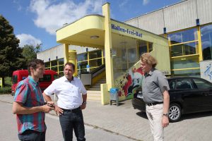 16-10-04_-katzenstein-locher-und-glasbrenner-vorm-schwimmbad-in-waibstadt-_heb