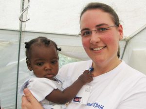 Missionar in Vorbereitung Fassl Susanne bei humanitärem Einsatz nach dem Erdbeben 2010 (mit Landsaid)