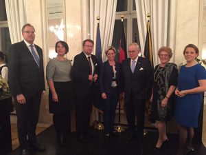 albrecht-schuette-bei-der-verleihung-der-wirtschaftsmedaille-im-neuen-schloss-in-stuttgart-an-herrn-thomas-schleicher-aus-eberbach