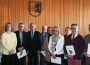 Landrat Stefan Dallinger verabschiedet acht Mitarbeiterinnen und Mitarbeiter in den verdienten Ruhestand