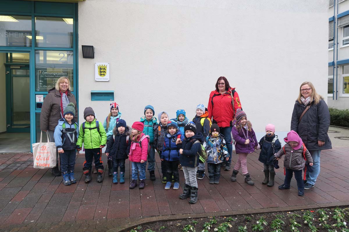 Kiga Adersbach zu Besuch auf dem Finanzamt und der Post