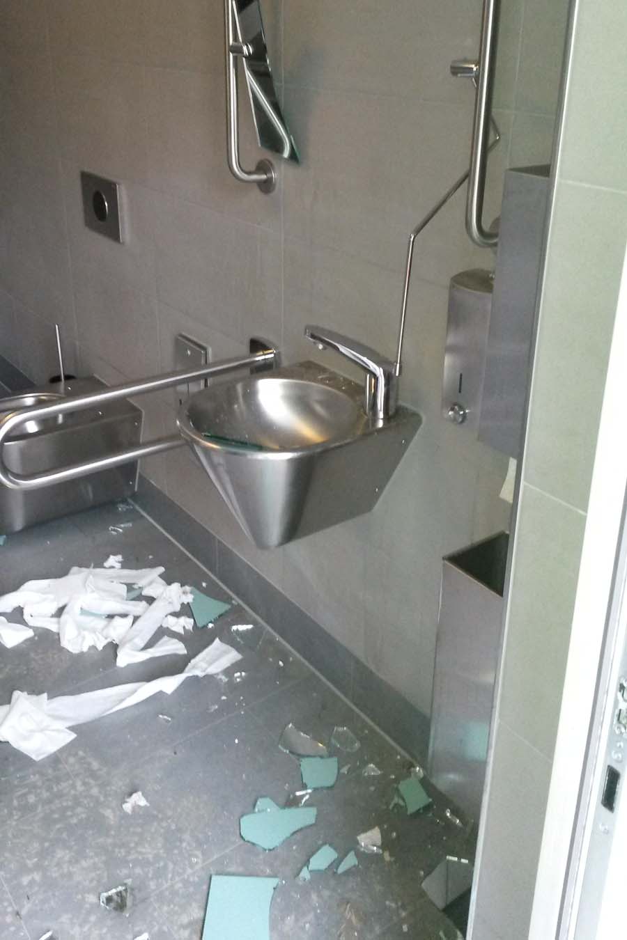 Vandalen beschädigten öffentliche Toilette