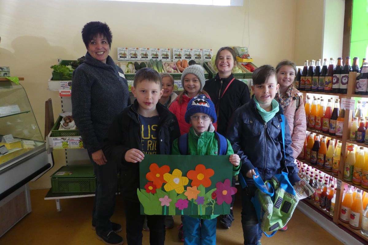 Kinder der Ferienbetreuung erkunden die Welt