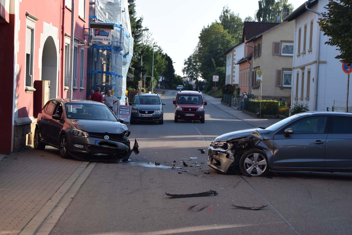 Frontalzusammenstoß im Kreuzungsbereich in Weiler