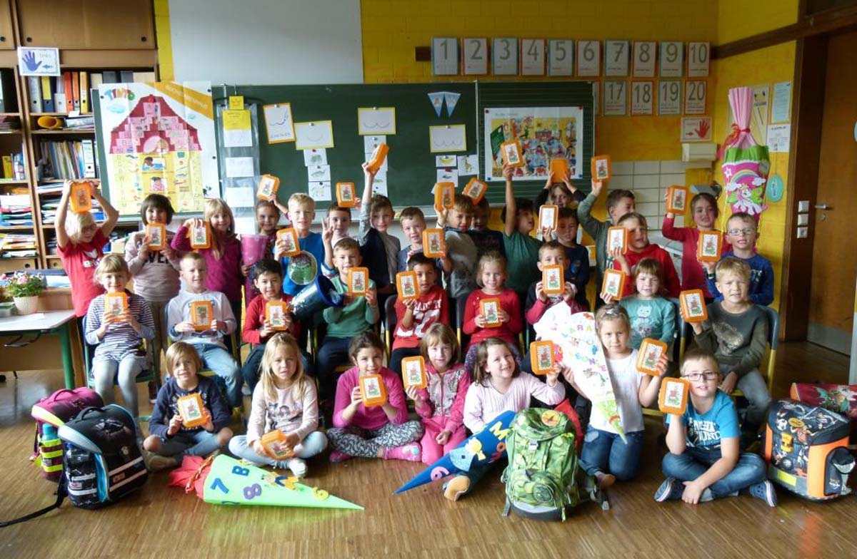 Die Erstklässler der Brunnengrundschule Waibstadt freuen sich über ihre Pausenbrotdose von der AVR Kommunal_klein