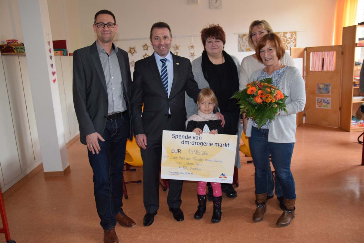 Kinderbetreuung an der Theodor-Heuss-Schule erhält Spende von dm-Drogeriemarkt