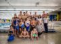 Olympia-Schwimmer springen mit KinderHelden ins Becken
