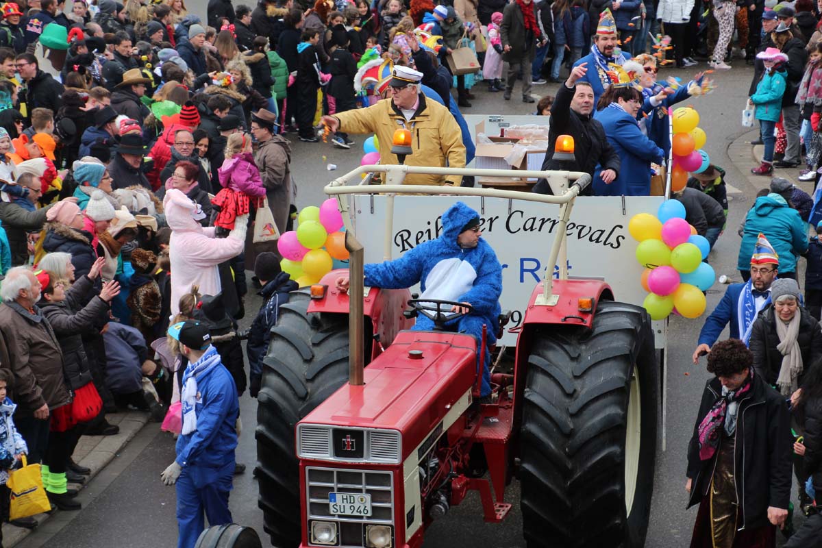 RCV hält die Umzugsfahne hoch