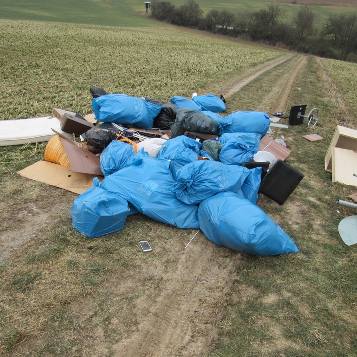 Lkw-Ladung mit Müll auf freiem Feld „entsorgt“