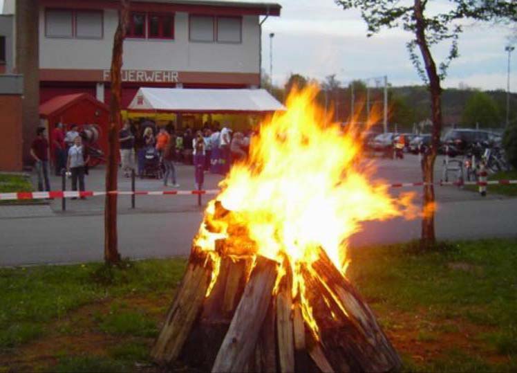 FFW Reihen Maifeuer mit Bewirtung
