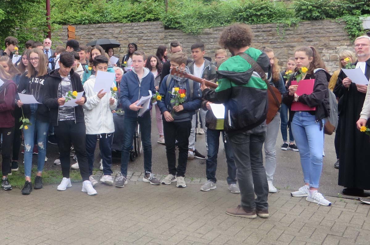 8. Klassen der Kraichgau-Realschule  gedenken der Sinsheimer Euthanasie-Opfer