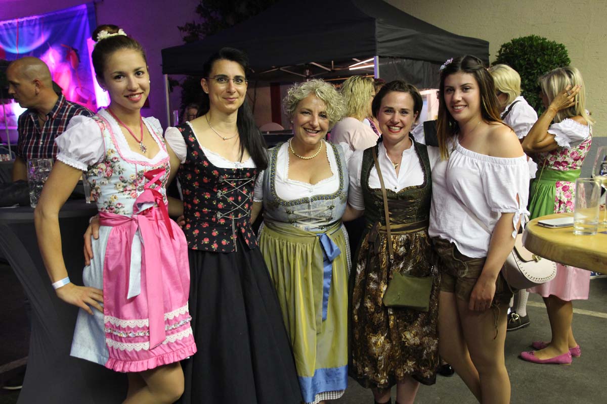 Dirndl und Lederhosen