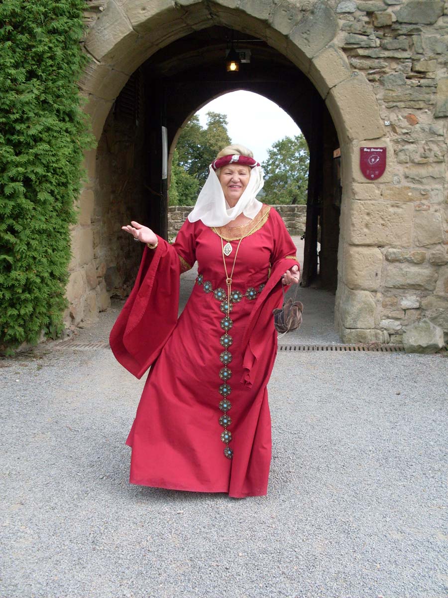 Adelheit von Oettingen erzählt die Geschichte der Burg Steinsberg