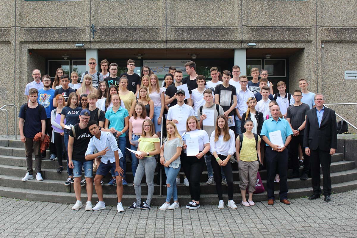 Jugendliche interessieren sich für Politik und engagieren sich