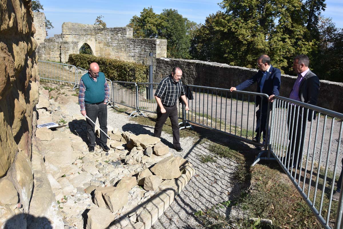 Neue Erkenntnisse und Funde auf der Burg Steinsberg vorgestellt