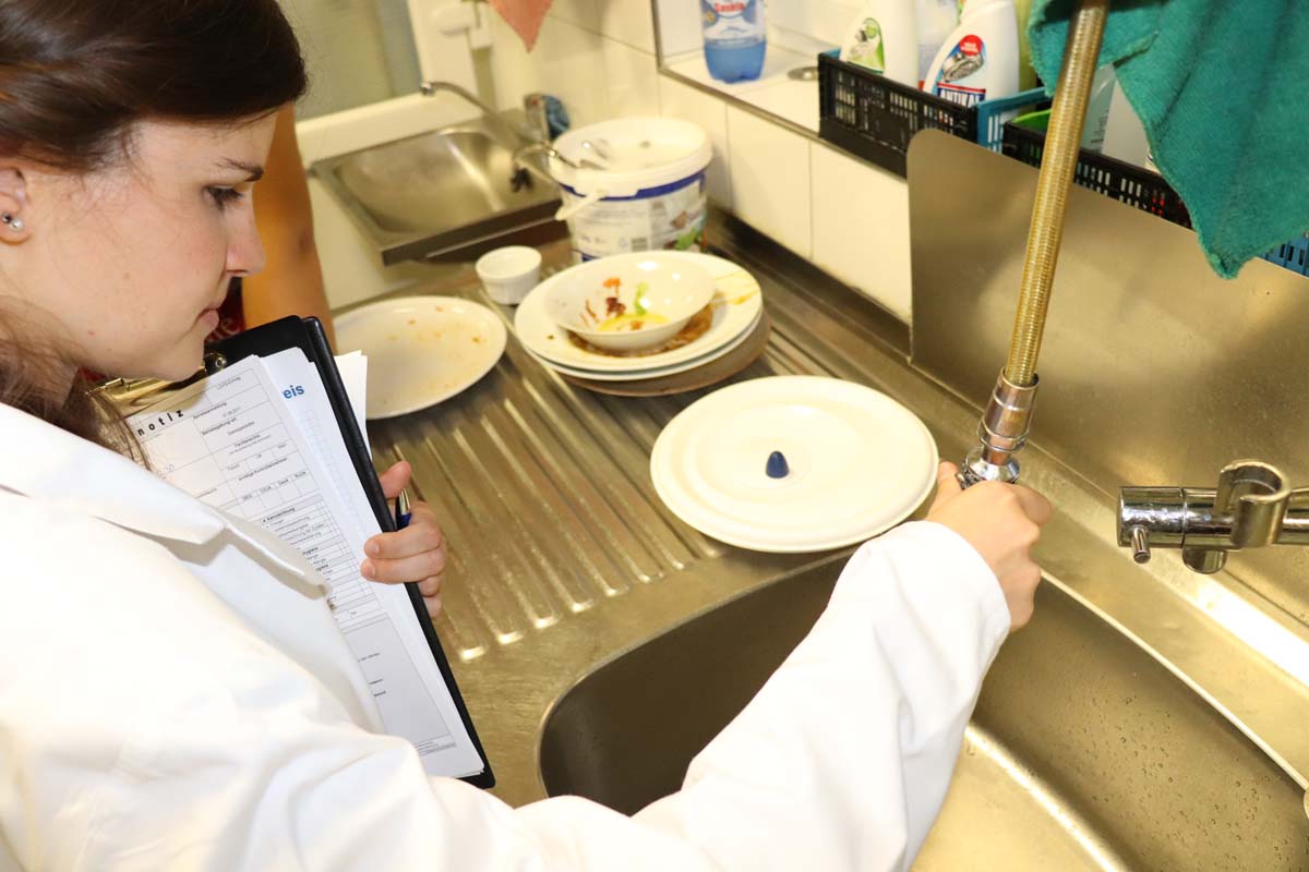 Mareike_Huber_im_Spülbereich