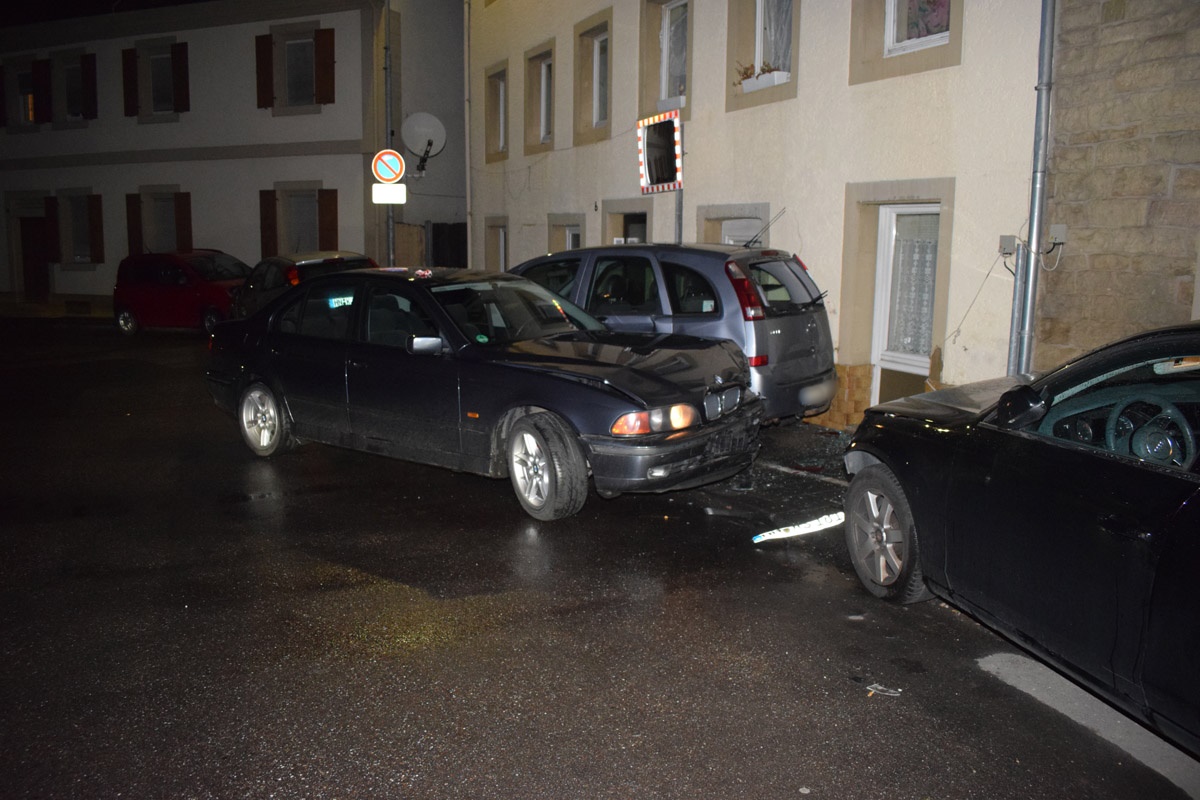 Eppingen: Geparkte Autos bei Unfall zusammengeschoben