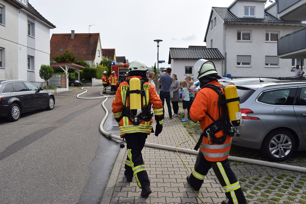 Junge Frau versucht Brand im Schlafzimmer zu löschen und erleidet Verbrennungen