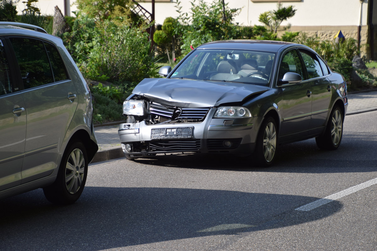 Sulzfeld: Von Sonne geblendet – in geparktes Auto geprallt