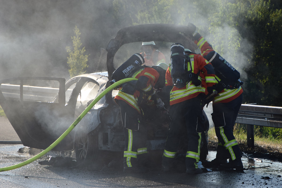 A6/Grombach: BMW brannte auf A6 aus – Insassen können sich rechtzeitig retten