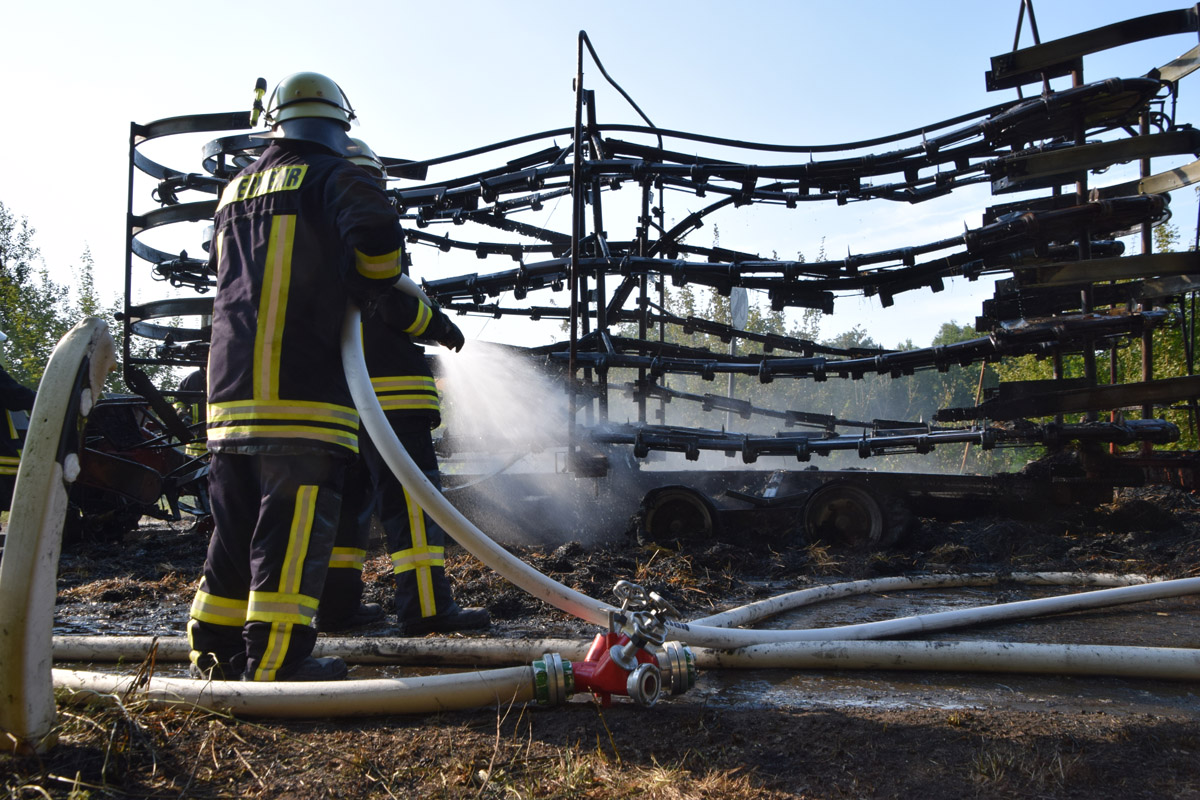 Odenheim: Ballensammler geriet während Fahrt in Brand – Feuerwehr im Einsatz