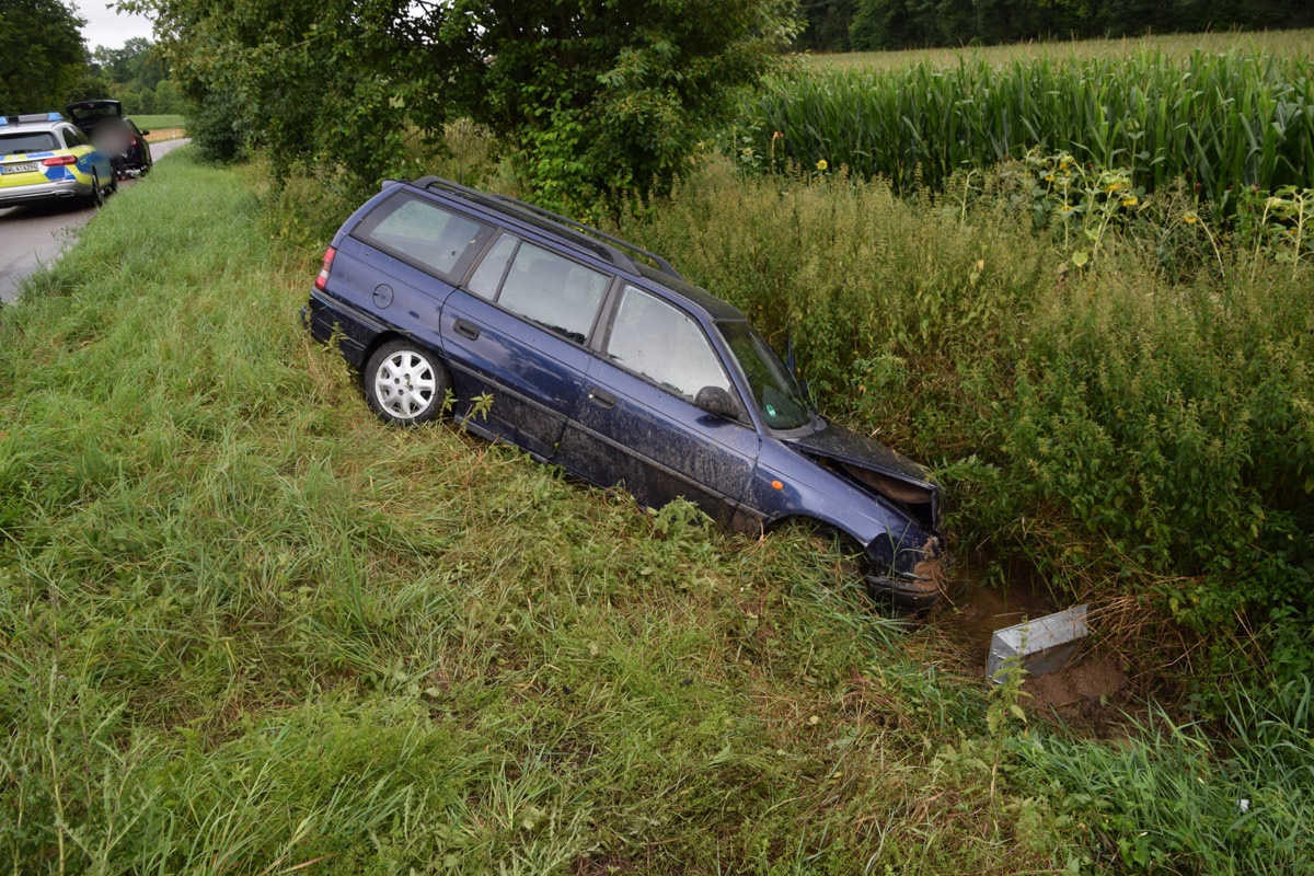 Sinsheim-Adersbach: Opel landete nach Unfall in Graben