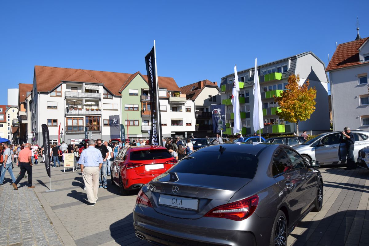 Träume auf vier Rädern stehen auf dem Burgplatz