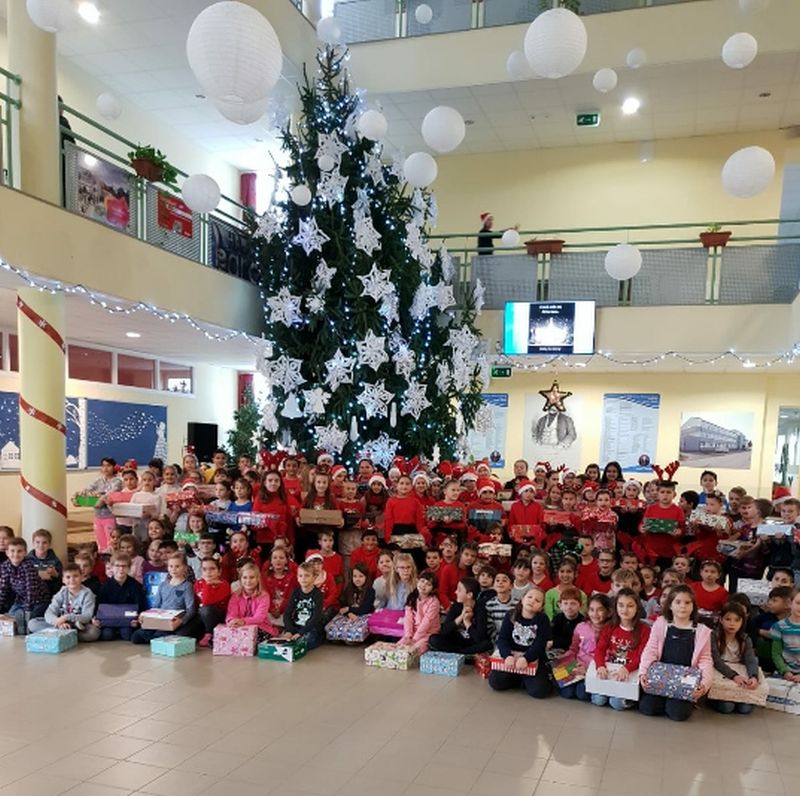 Weihnachten für Barcs Gruppenbild der Déak Férénc Schule Barcs