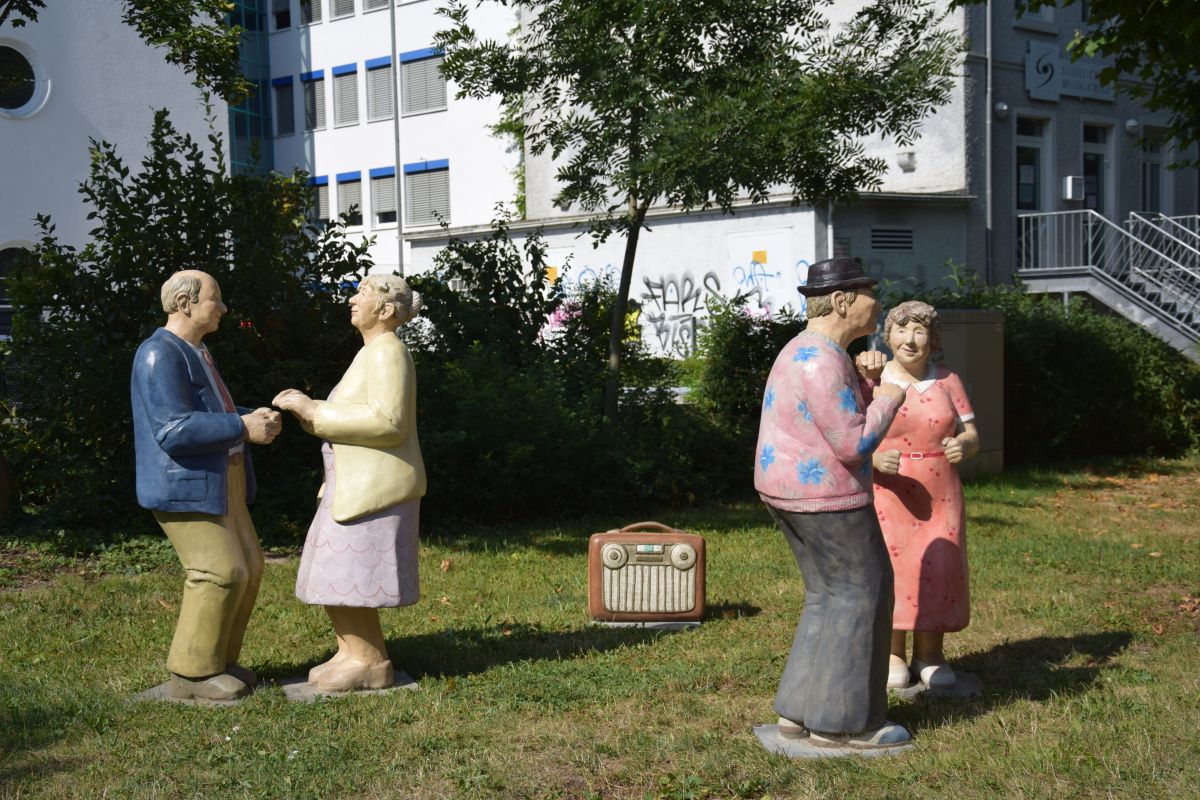 Skulpturen regen zum Dialog an