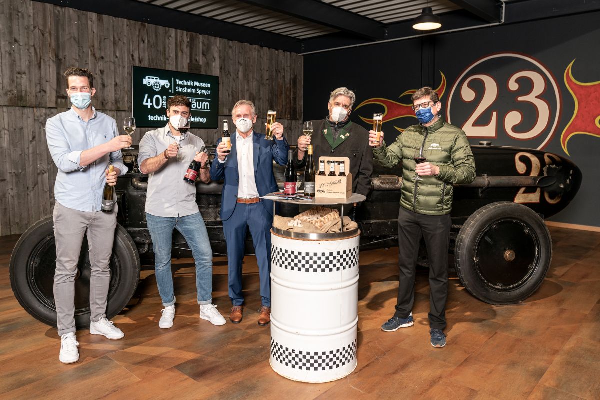 Zum 40. Geburtstag stoßen die Technik Museen mit dem „Winzer Bu“ an