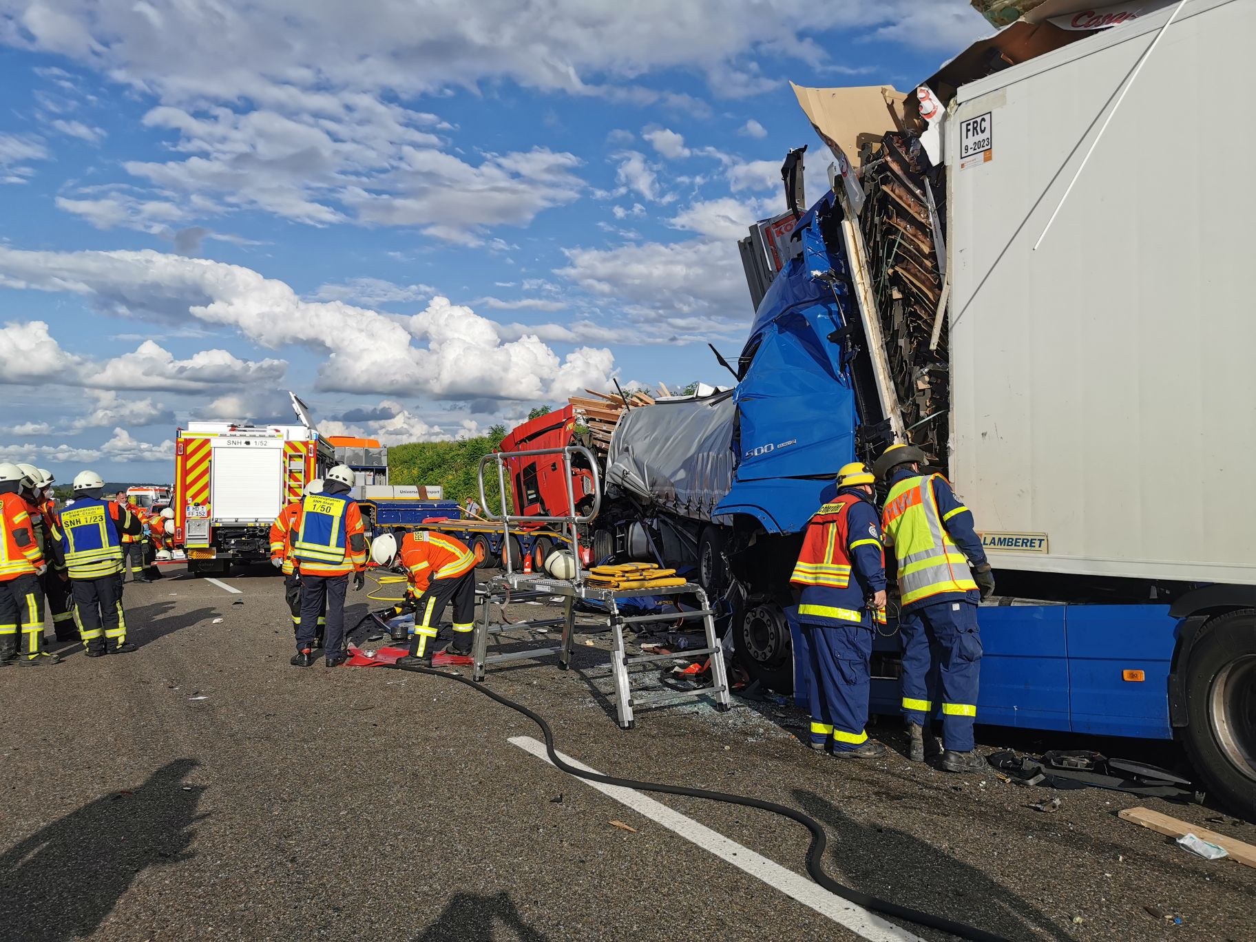 Wieder ein schwerer Unfall auf der A 6: Drei Lastwägen stoßen zusammen! – Ein Fahrer eingeklemmt