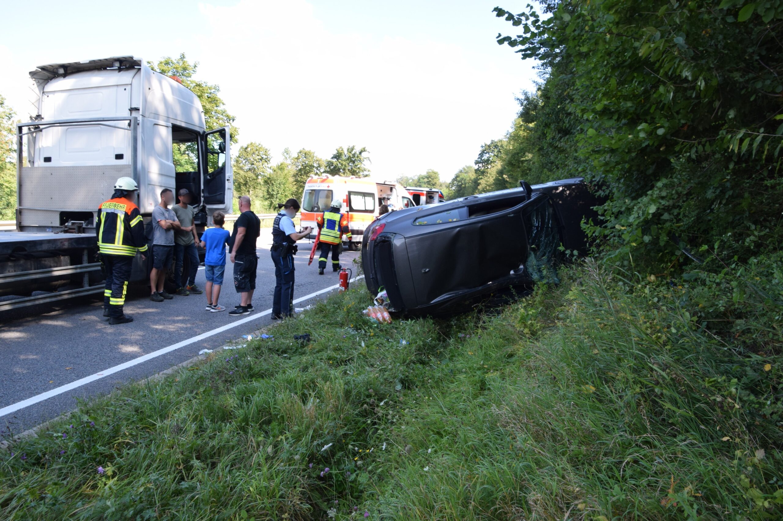 B292 bei Sinsheim: Schwerer Verkehrsunfall auf B 292, Auto überschlagen, zwei Verletzte