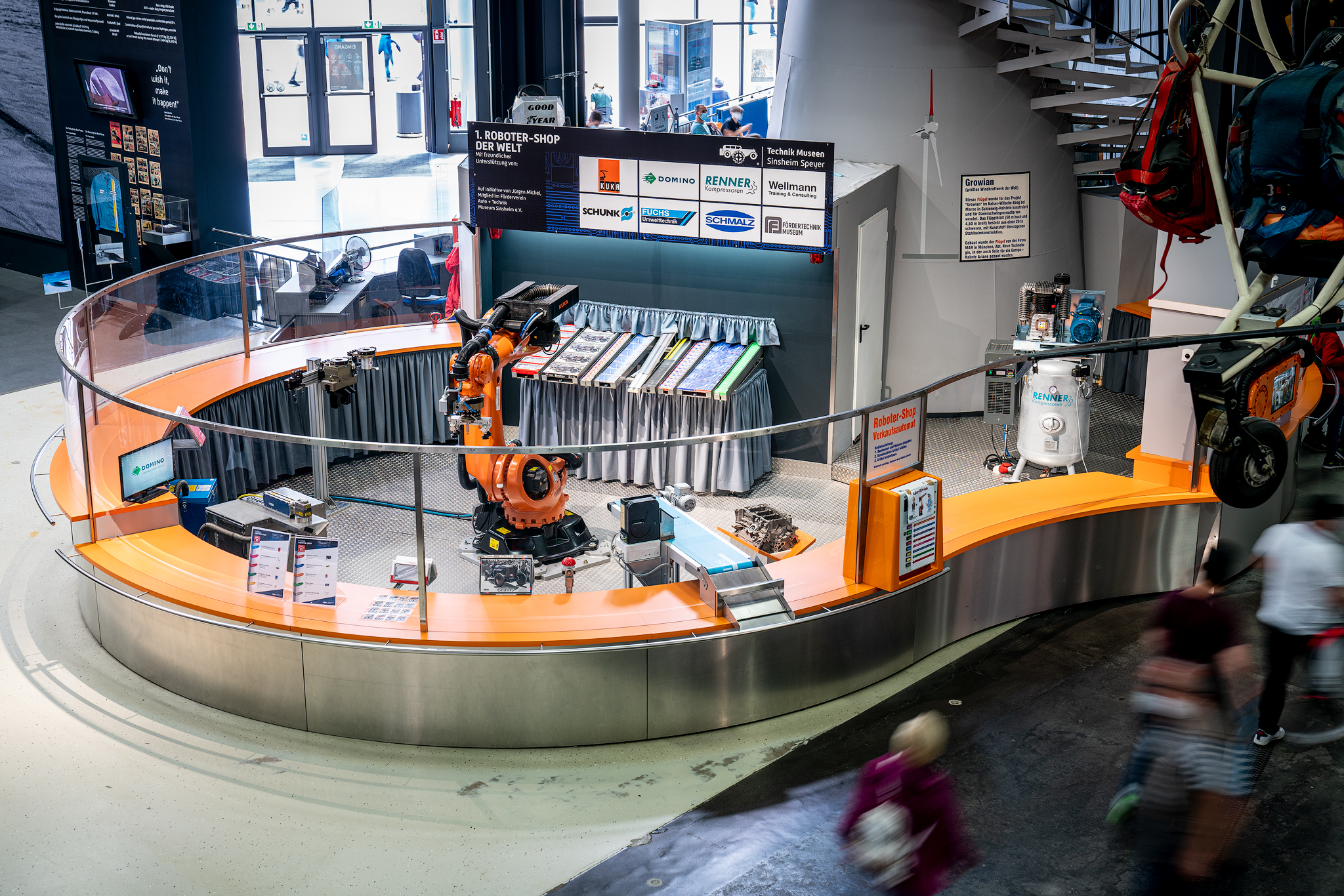 Der Roboter bedient, graviert und unterhält