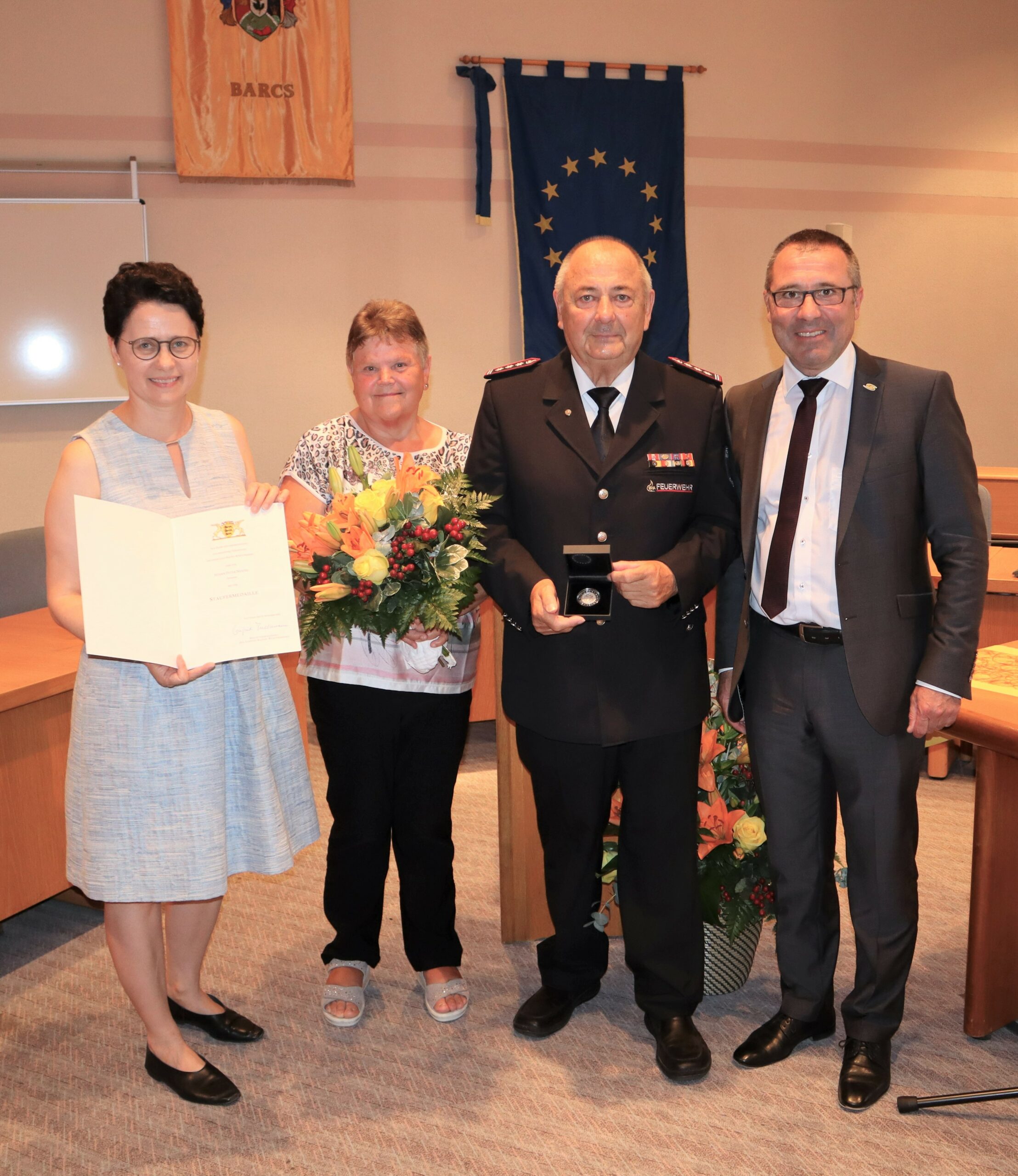 Ministerin der Justiz und für Migration Marion Gentges überreicht in Sinsheim an Herrn Peter Nerpel die Staufermedaille