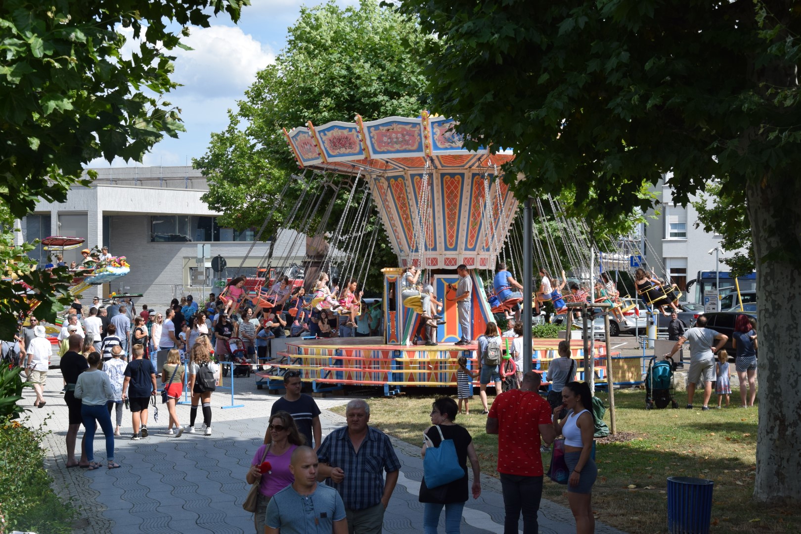 Vergnügungspark auf dem Stadtfest (Groß)